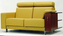 橘黄色双人沙发带组合柜