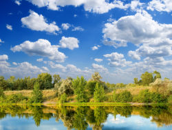 蓝天白云湖泊树林高清图片