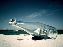 沙滩上的玻璃瓶图片素材-1