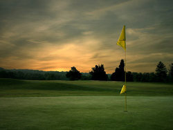 黄昏下的高尔夫球场图片素材