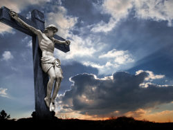 天空下的十字架与耶稣高清图片