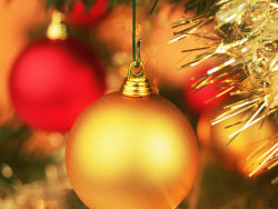 圣诞树上的彩球高清图片