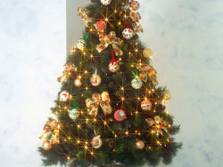 灯光闪烁的圣诞树高清图片