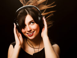 戴耳机享受音乐的女人高清图片-1