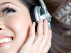 戴耳机享受音乐的女人高清图片-2