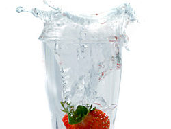 草莓掉入杯中溅起的瞬间高清图片