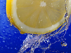 柠檬片与动感水花高清图片