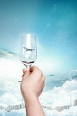 蓝天白云飞机创意酒杯PSD素材