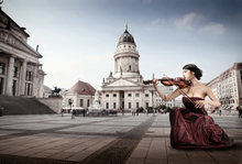拉小提琴的美女图片素材