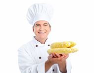 手捧玉米的男厨师图片