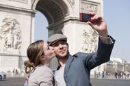 巴黎情侣亲吻图片