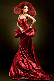 红长裙高贵美女图片