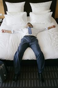 躺在床上的商务帅哥图片