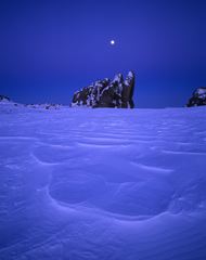 冬天黑夜冰面高清图片