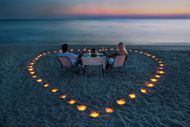 浪漫海边心形蜡烛高清图片
