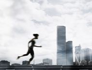 城市高楼跑步人物图片