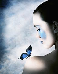 美女肩上蓝色蝴蝶图片