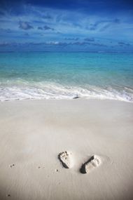 蓝天沙滩脚印图片