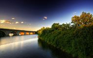 夕阳下的拱桥风景图片