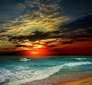 夕阳海边海浪图片