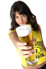 美女喝啤酒图片