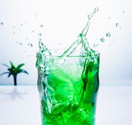溅起的绿色饮料图片