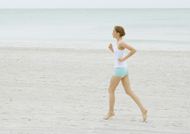 海滩跑步运动美女图片