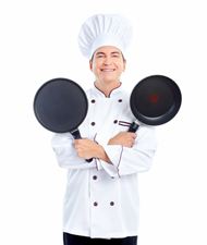 拿平底锅的欧美厨师图片