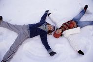 躺在雪地上的女孩图片