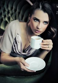 优雅美女喝咖啡的图片