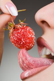 口含草莓美女图片