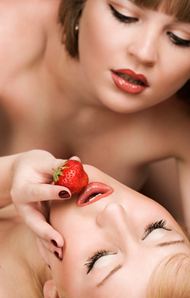 高清草莓美女图片