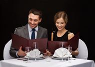 餐厅看菜单的情侣图片