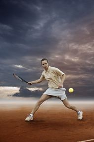 挥拍击球的网球运动员图片