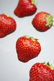 新鲜光泽草莓图片