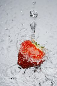 流水拍打草莓图片
