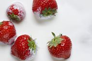 乳白色牛奶里的草莓图片