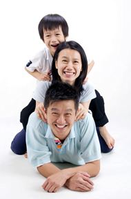 玩叠罗汉的幸福一家人图片