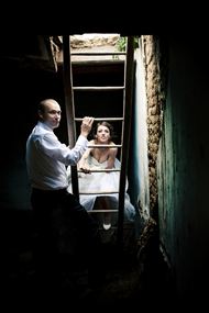 梯子旁的情侣婚纱照图片
