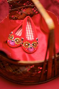 珠红布鞋素材图片