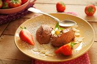 盘里的草莓巧克力甜点图片