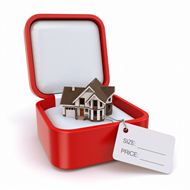 红色礼盒与3D别墅模型图片