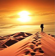 黄昏沙漠背景图片