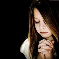 祈祷的小女孩图片