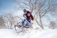 冬天雪地情侣滑雪橇图片
