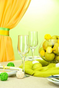 黄色调餐桌餐具水果摆放图片