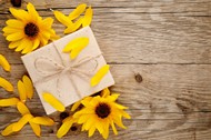 木板上的太阳花和礼品图片