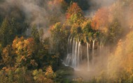 秋天树林瀑布风景图片