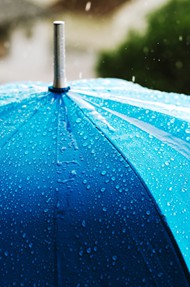 蓝色雨伞和雨滴图片