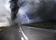 电闪雷鸣龙卷风公路图片